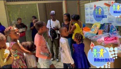 Riban Haïti s’associe à la Fondation Lorquet pour une Nouvelle Haïti, le BUNADDEF et DEKA GROUP pour assurer la distribution de kits scolaires aux élèves haïtiens.