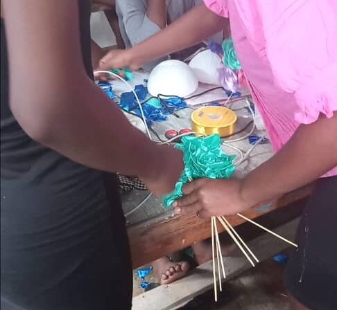 Femmes Chrétiennes Impact organise un atelier de formation et distribue des kits scolaires au camp de Delmas 43