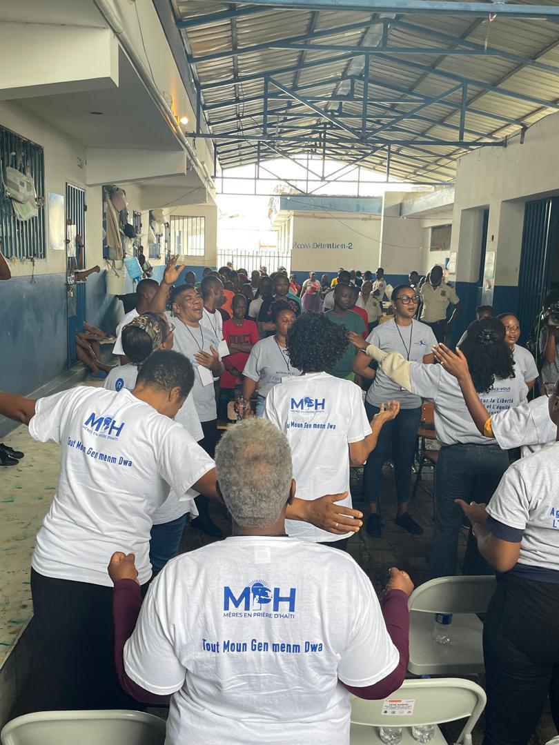 L’équipe de Teen Challenge visite la prison de Delmas 33 en compagnie de ses partenaires dont la Fondation Lorquet