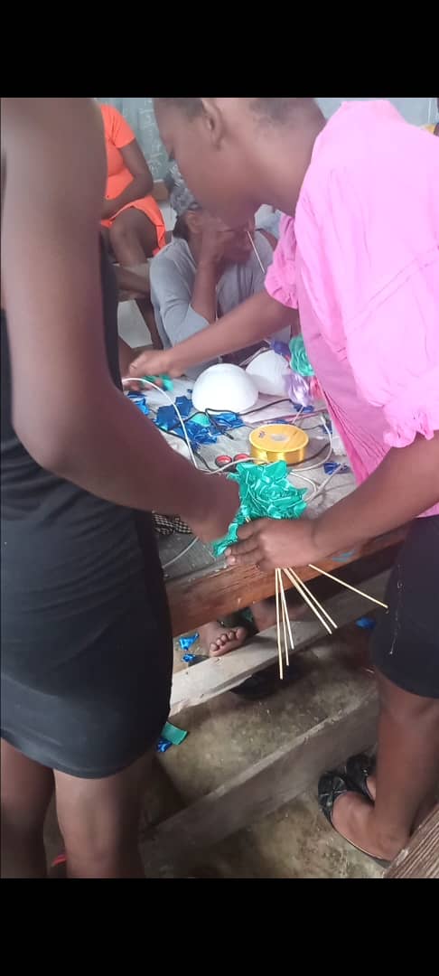Femmes Chrétiennes Impact organise un atelier de formation et distribue des kits scolaires au camp de Delmas 43